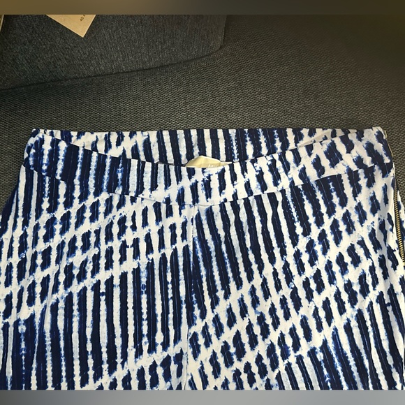 Michael Kors Blue & White Print Flare Pants Size 12 EUC Gold Zip Detail - Picture 4 of 9
